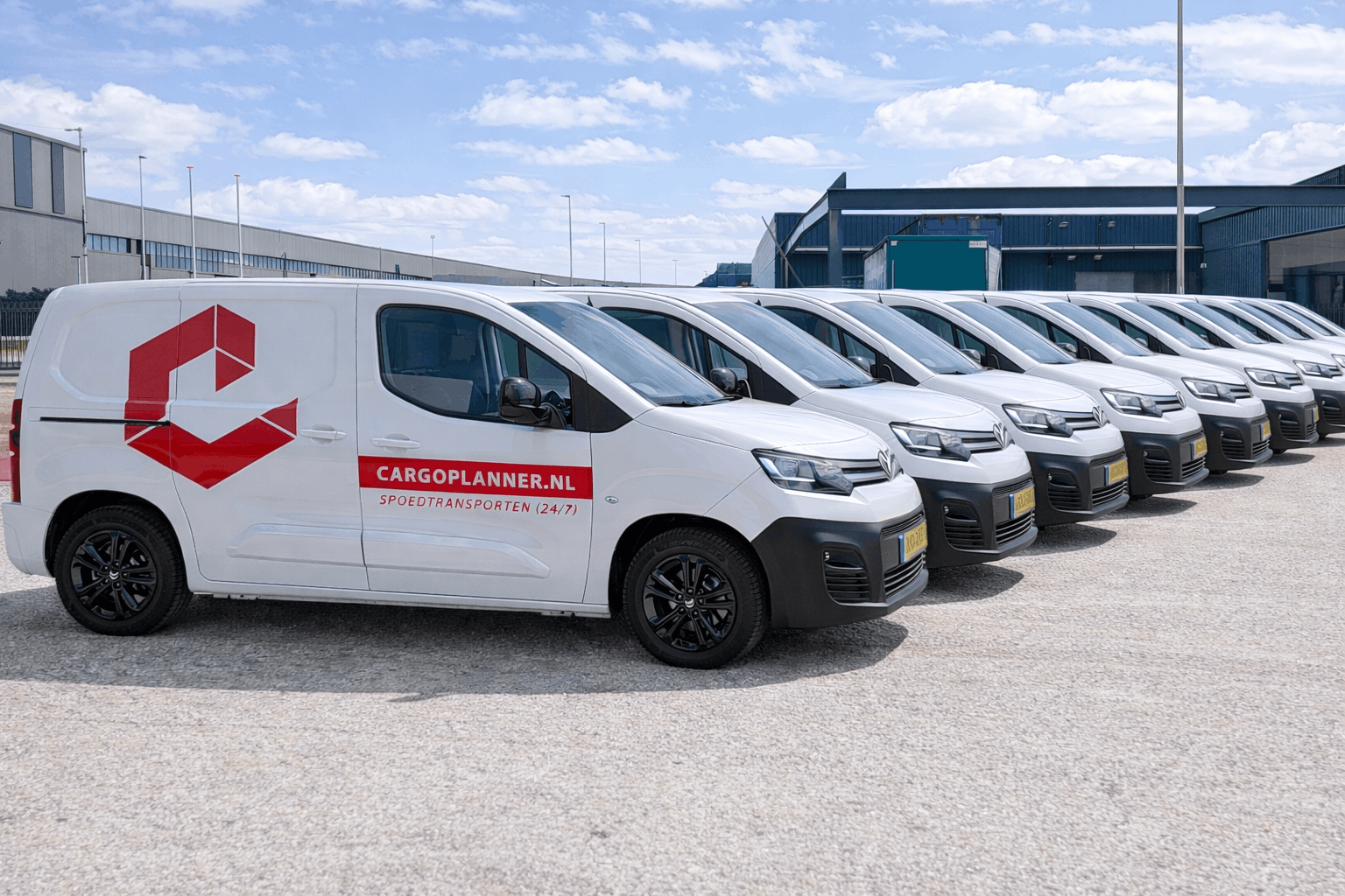 Bestelbussen van Cargoplanner - Koerier Limburg op een rij bij het bedrijventerrein in Kerkrade